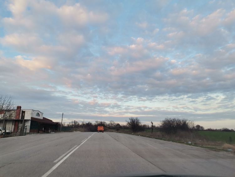 Облачно и дъждовно в понеделник