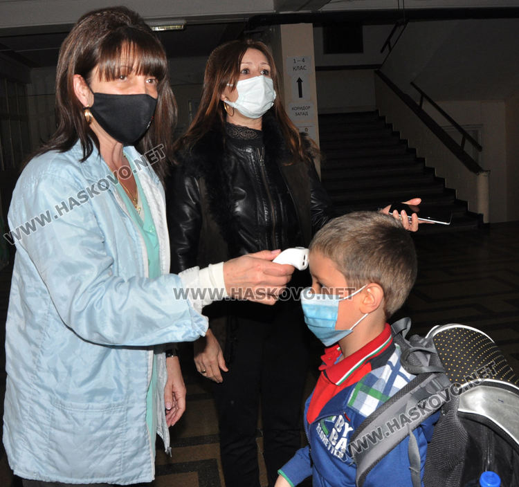 С термометър на входа посрещнаха учениците обратно в клас