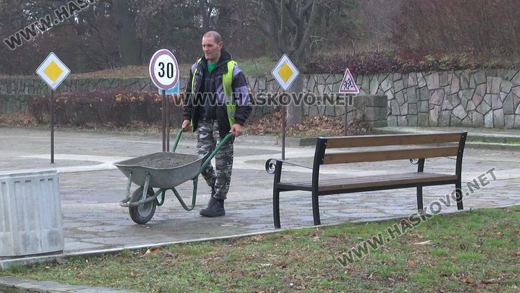 Издирват по видеозаписи злосторници, разбили площадка на Ямача