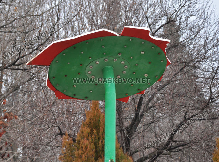 Издирват по видеозаписи злосторници, разбили площадка на Ямача