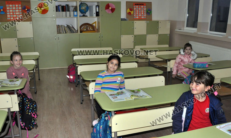 С термометър на входа посрещнаха учениците обратно в клас