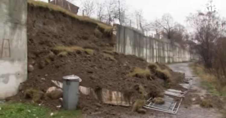 Подпорна стена се срути след проливните дъждове в с. Пороминово, свлачище в Кресненското дефиле