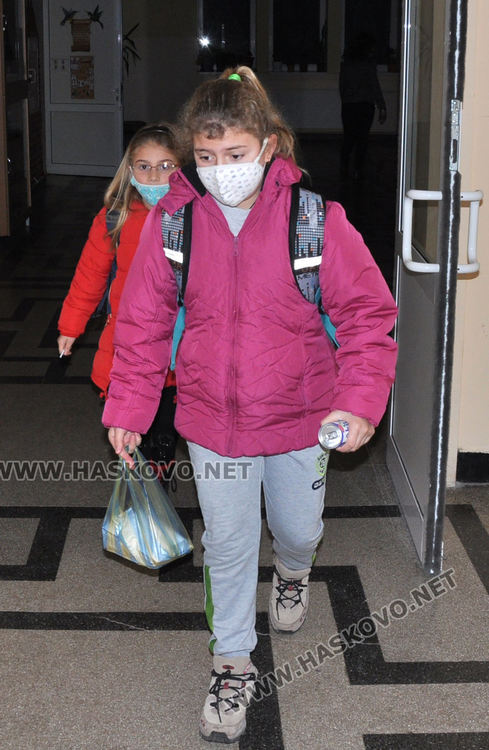 С термометър на входа посрещнаха учениците обратно в клас