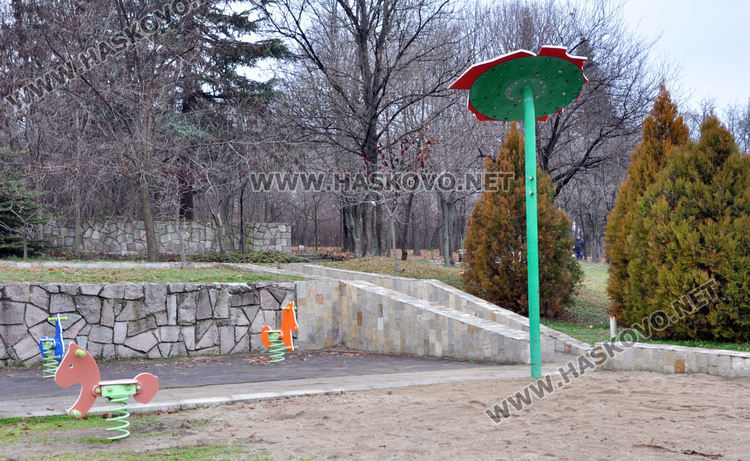 Издирват по видеозаписи злосторници, разбили площадка на Ямача