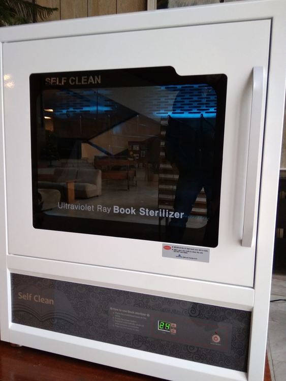 Нова придобивка за библиотеката – машина за почистване на книги
