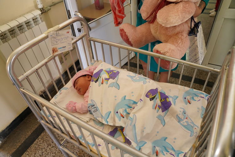 Кметът на Димитровград Иво Димов посети първото новородено дете за 2021 година в местната болница