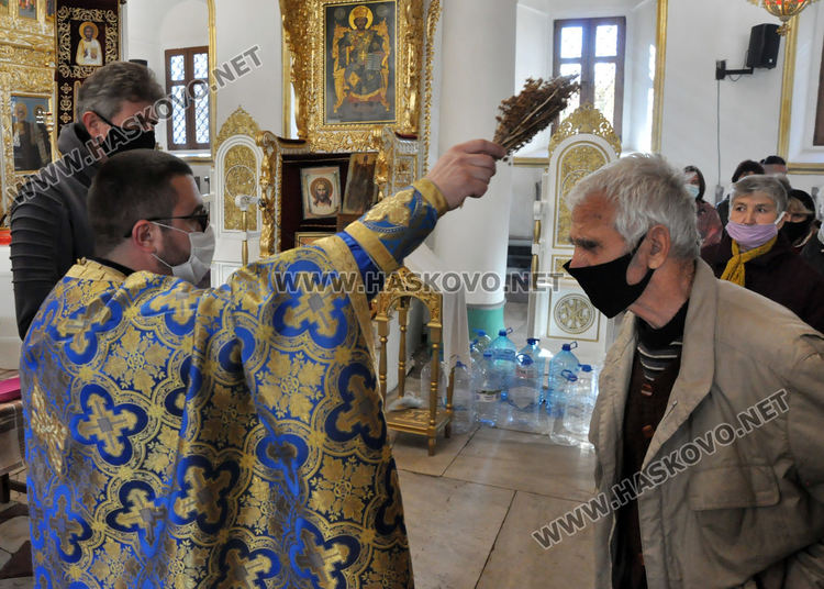 Отслужиха Велик водосвет в църквата „Света Богородица“