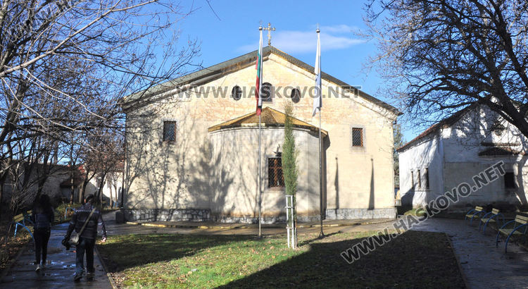 Отслужиха Велик водосвет в църквата „Света Богородица“