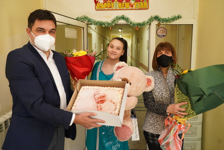 Кметът на Димитровград Иво Димов посети първото новородено дете за 2021 година в местната болница