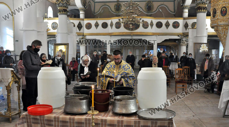 Отслужиха Велик водосвет в църквата „Света Богородица“