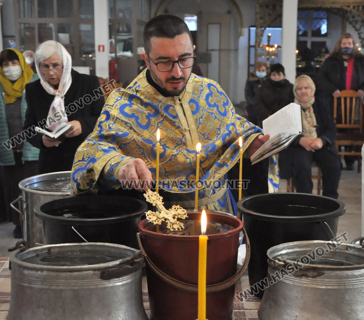 Отслужиха Велик водосвет в църквата „Света Богородица“