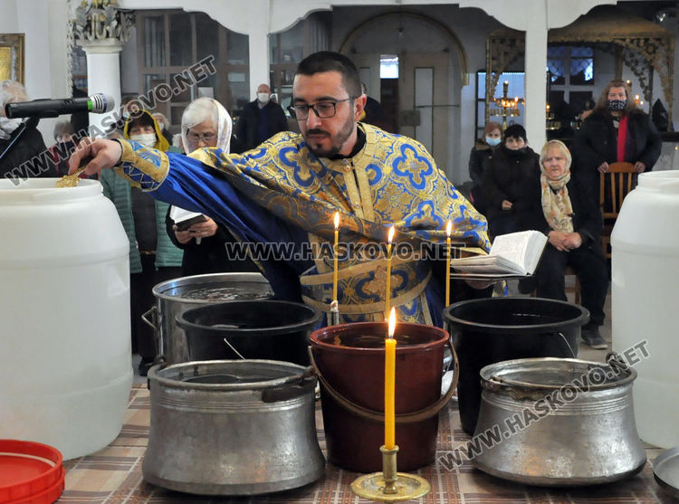 Отслужиха Велик водосвет в църквата „Света Богородица“