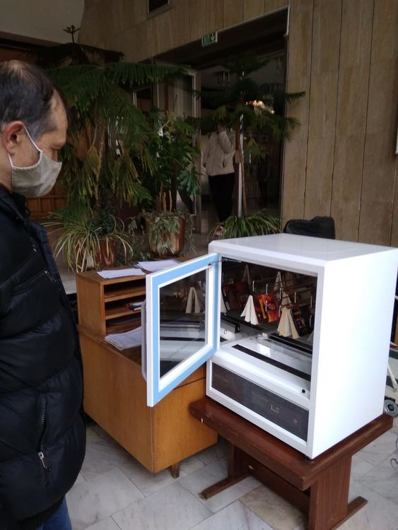 Нова придобивка за библиотеката – машина за почистване на книги