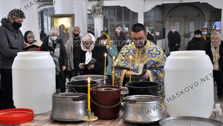 Отслужиха Велик водосвет в църквата „Света Богородица“