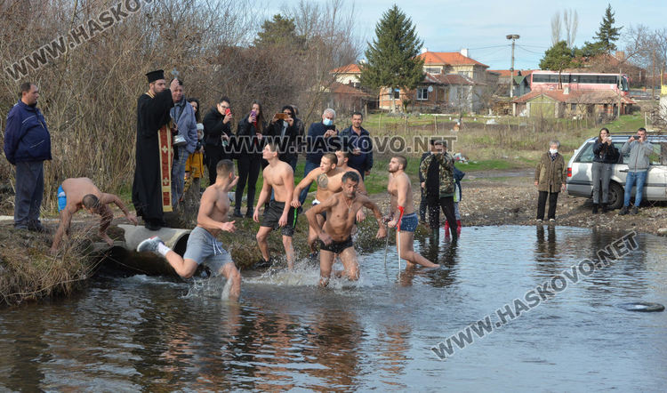 30-годишният Тихомир Делчев за втори път извади кръста от Олу дере край Конуш