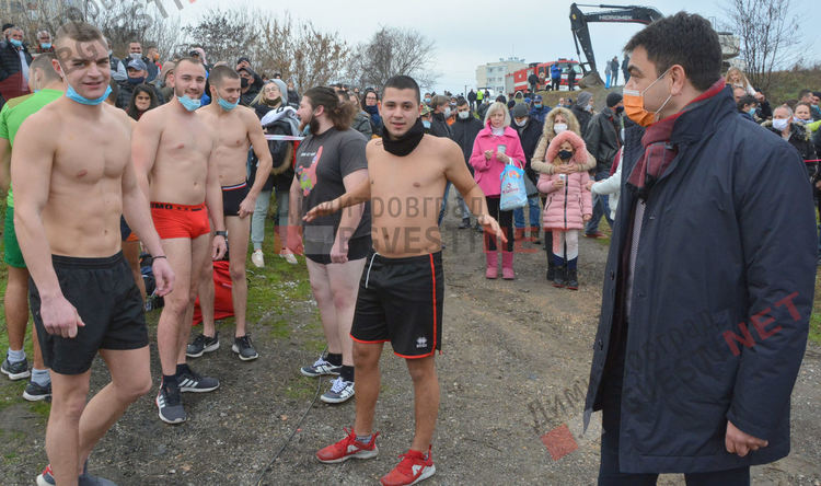 Атанас Цеков извади кръста на Богоявление от водите на р. Марица в Димитровград