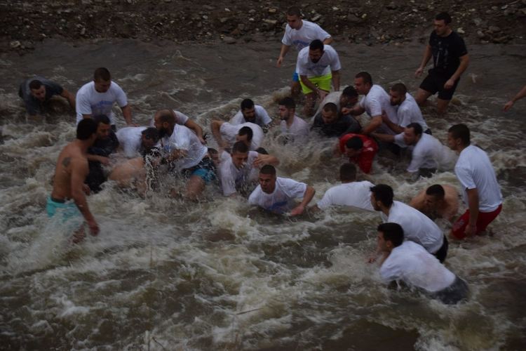 Именик извади богоявленския кръст от река Чая на Йордановден