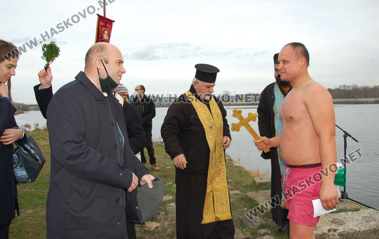 В Свиленград разпятието от водата извади  Дамян Костадинов