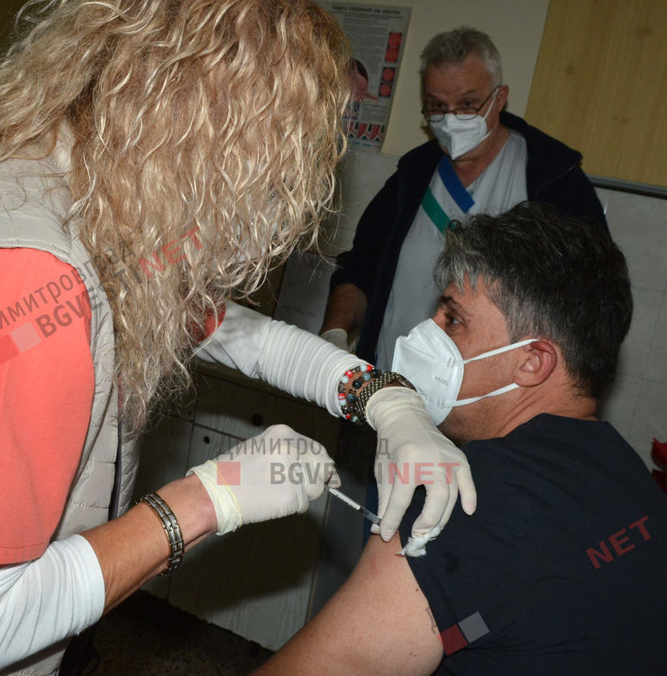 Ваксинираха първите медици в Димитровград