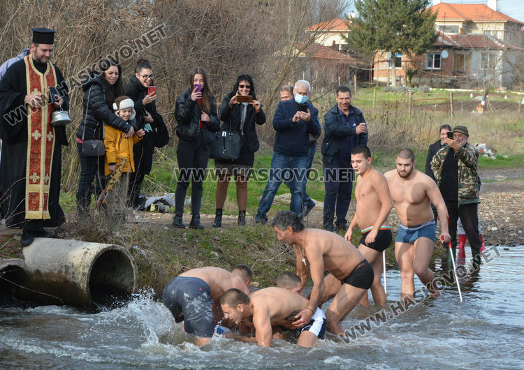 30-годишният Тихомир Делчев за втори път извади кръста от Олу дере край Конуш
