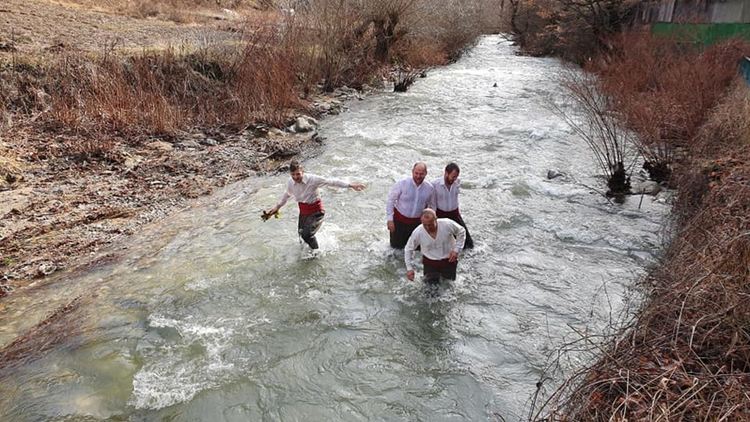На много места в Родопите смели мъже и младежи спасиха кръста