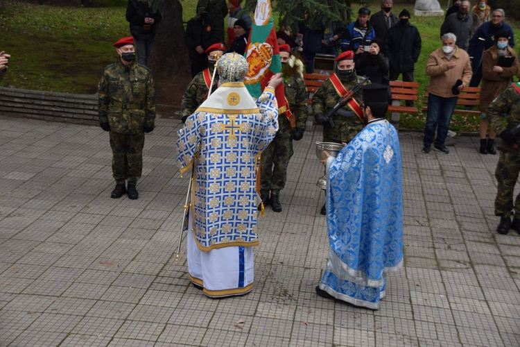 Именик извади богоявленския кръст от река Чая на Йордановден