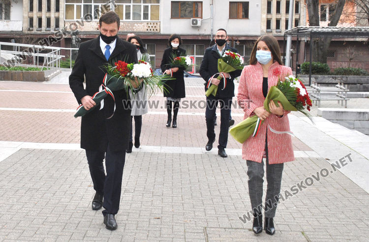 В Хасково поднесоха цветя за 173 г. от рождението на Христо Ботев