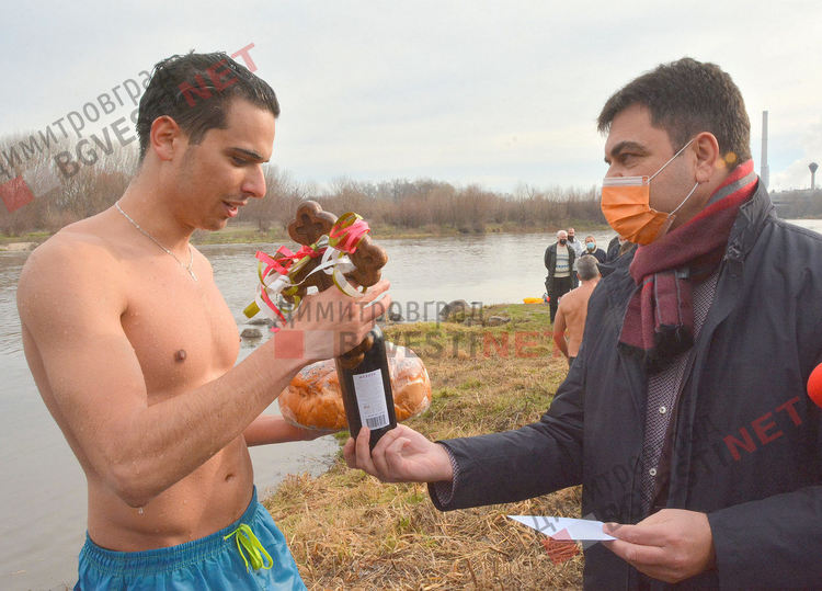  Атанас Цеков извади Христовия кръст навръх Богоявление