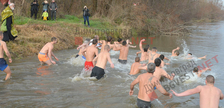  Атанас Цеков извади Христовия кръст навръх Богоявление