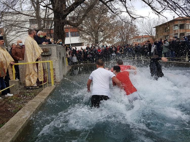 Богоявленският кръст събра първомайци въпреки пандемията