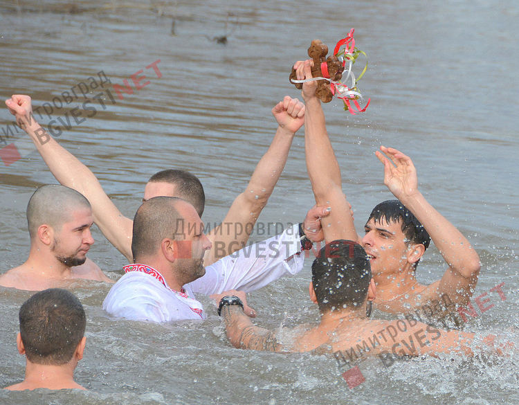 Атанас Цеков извади кръста на Богоявление от водите на р. Марица в Димитровград