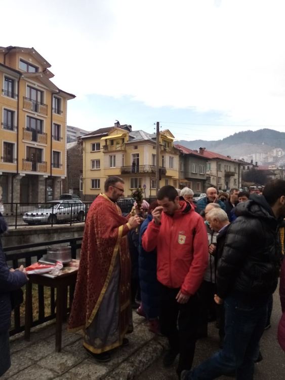 На много места в Родопите смели мъже и младежи спасиха кръста