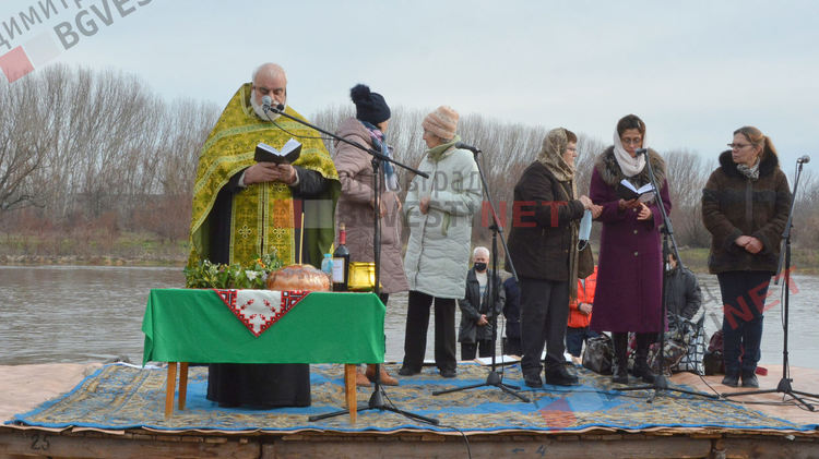 Атанас Цеков извади кръста на Богоявление от водите на р. Марица в Димитровград