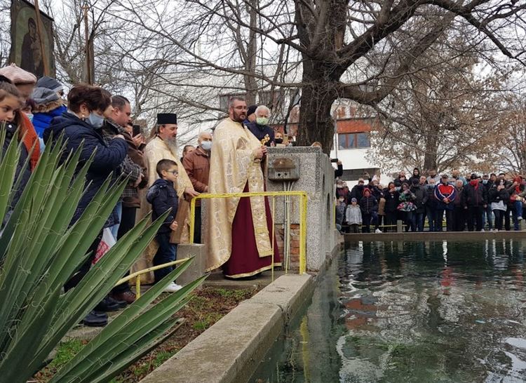 Богоявленският кръст събра първомайци въпреки пандемията