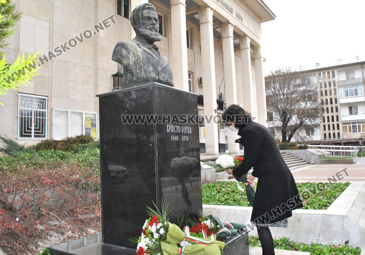 В Хасково поднесоха цветя за 173 г. от рождението на Христо Ботев