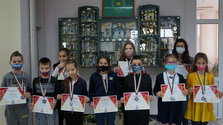 Алековци с медали от „Математика без граници“