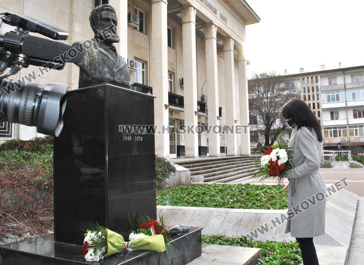 В Хасково поднесоха цветя за 173 г. от рождението на Христо Ботев