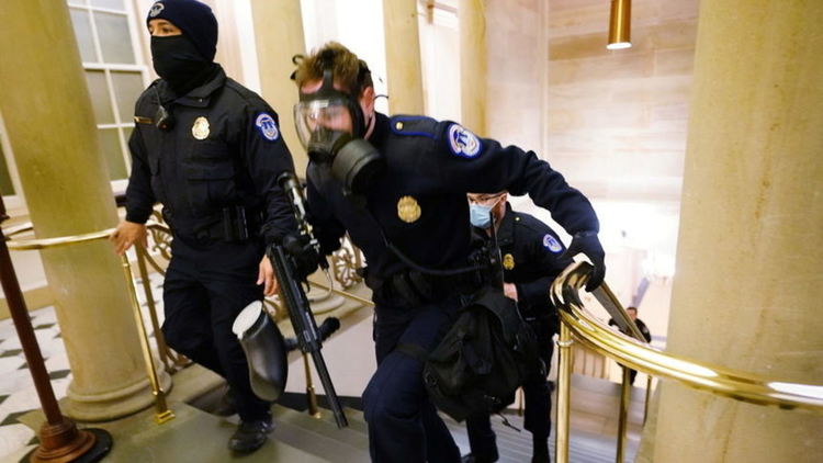 Хора на Тръмп щурмуват Капитолия, във Вашингтон е въведен полицейски час