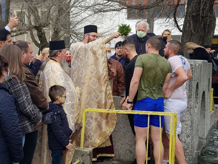 Богоявленският кръст събра първомайци въпреки пандемията