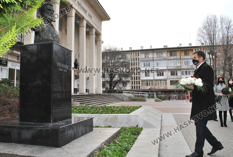 В Хасково поднесоха цветя за 173 г. от рождението на Христо Ботев