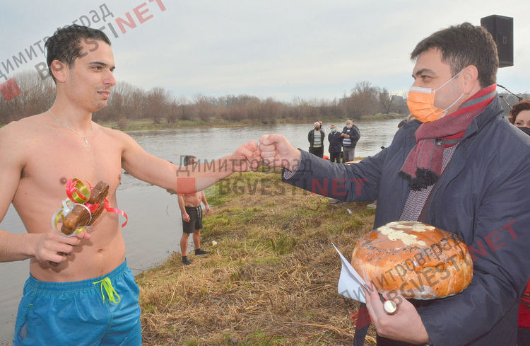 Атанас Цеков извади кръста на Богоявление от водите на р. Марица в Димитровград