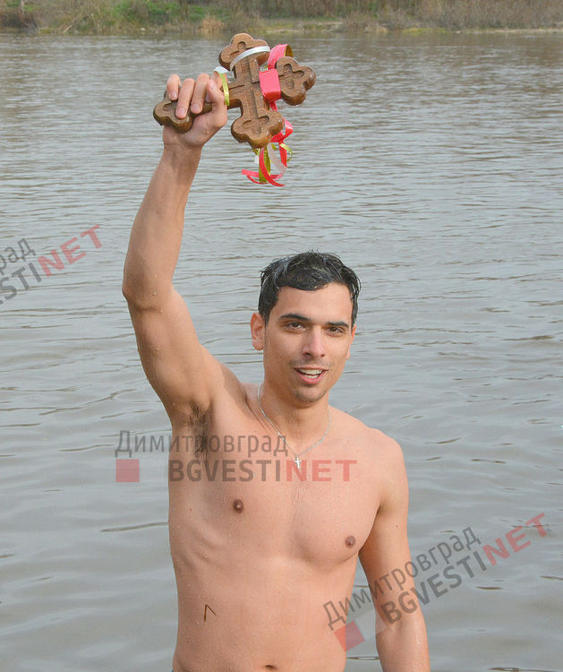 Атанас Цеков извади кръста на Богоявление от водите на р. Марица в Димитровград