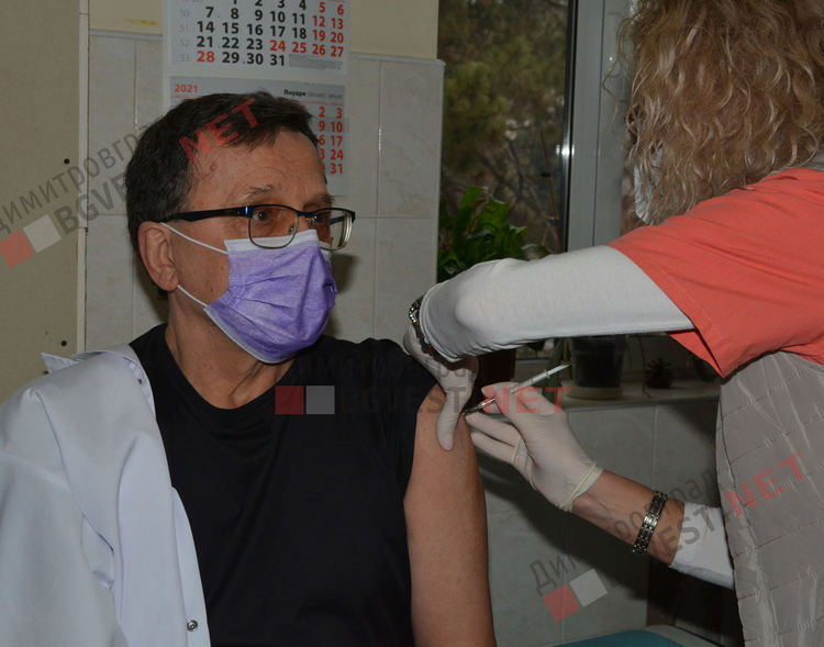 Ваксинираха първите медици в Димитровград