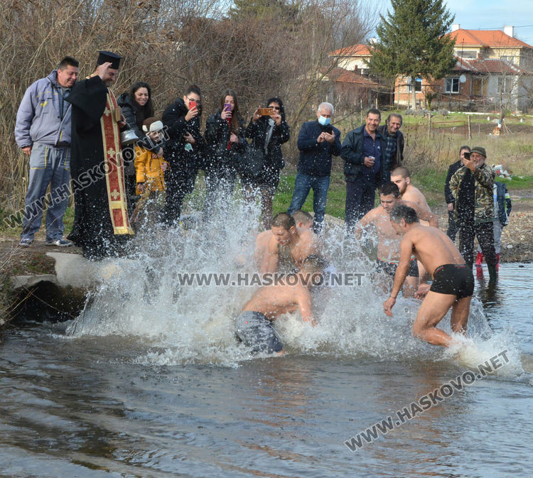 30-годишният Тихомир Делчев за втори път извади кръста от Олу дере край Конуш
