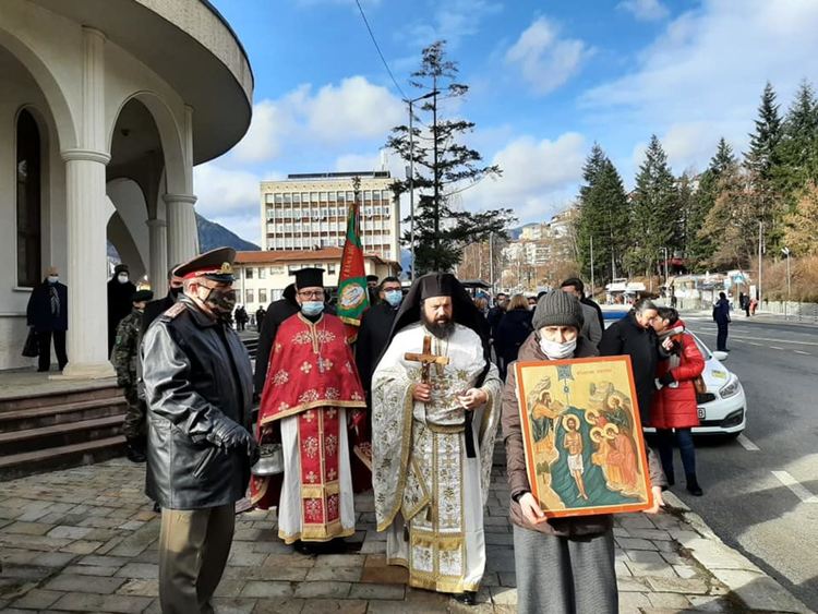32-годишният Христо Герджиков хвана Богоявленския кръст в Смолян