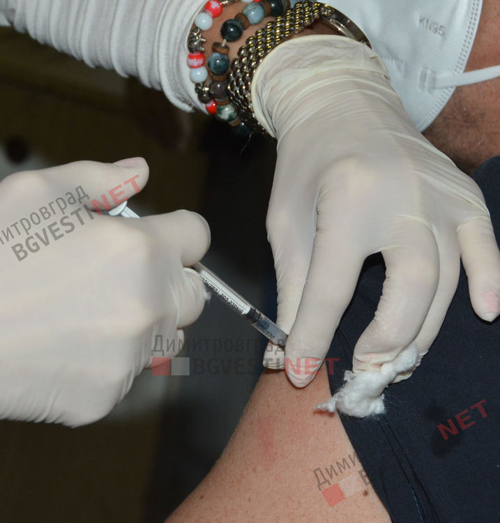 Ваксинираха първите медици в Димитровград