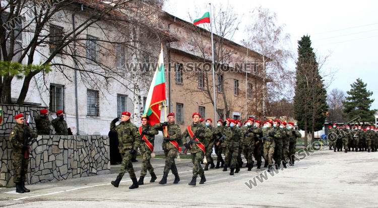 Осветиха знамената във военното поделение в Хасково