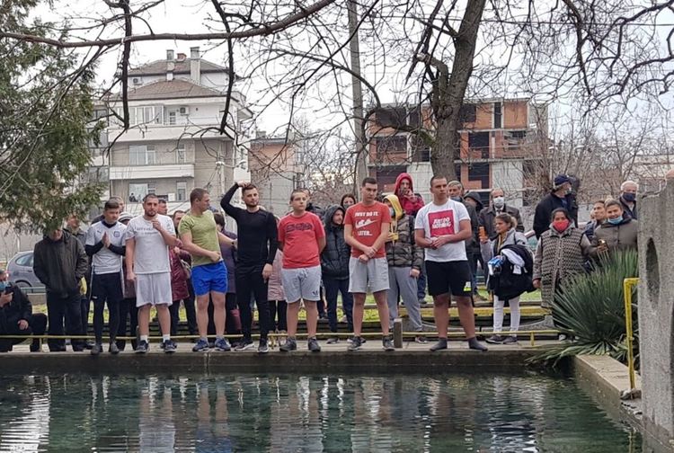 Богоявленският кръст събра първомайци въпреки пандемията