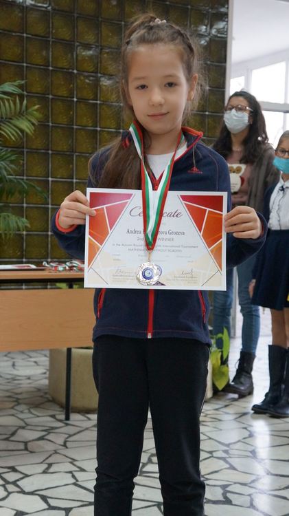 Алековци с медали от „Математика без граници“