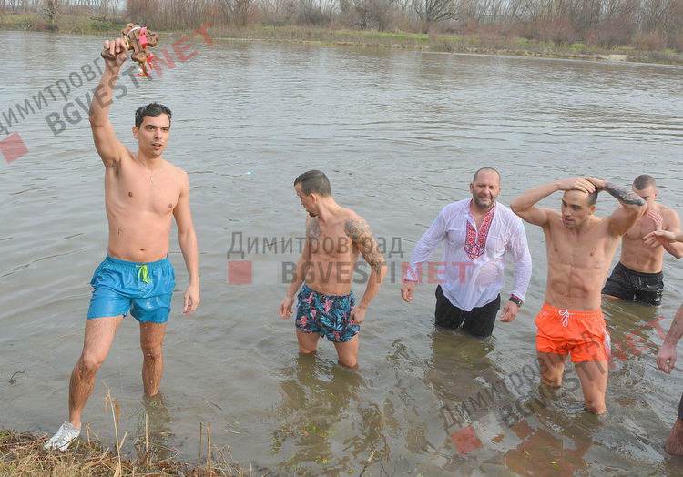 Атанас Цеков извади кръста на Богоявление от водите на р. Марица в Димитровград